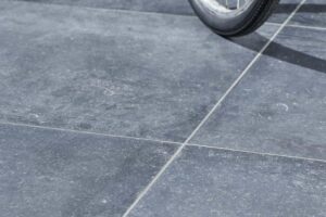 pierre bleue belge dallage sol dalles finition natura bleu 1000x666